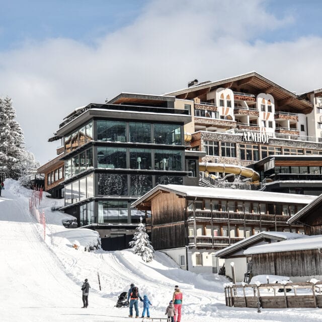Skigebiet mit Schnee und modernen Gebäuden