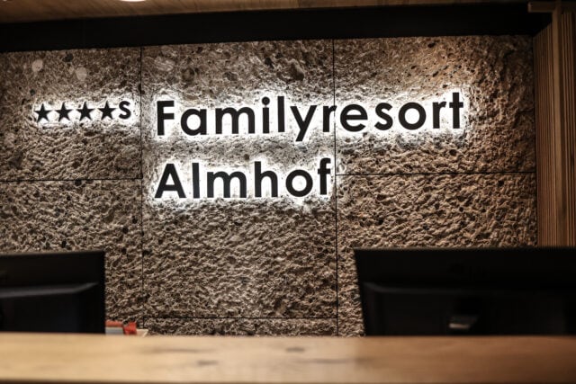 Familienresort Almhof Empfangsbereich