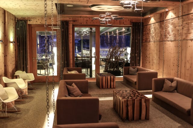 Gemütlicher Lounge-Bereich mit modernen Möbeln
