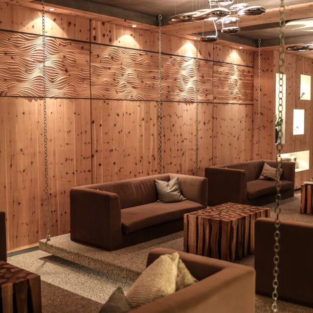 Moderne Lounge mit Holzdekor und bequemen Sofas.