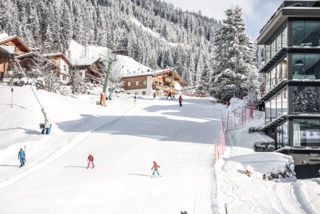 Skifahren in malerischer Winterlandschaft