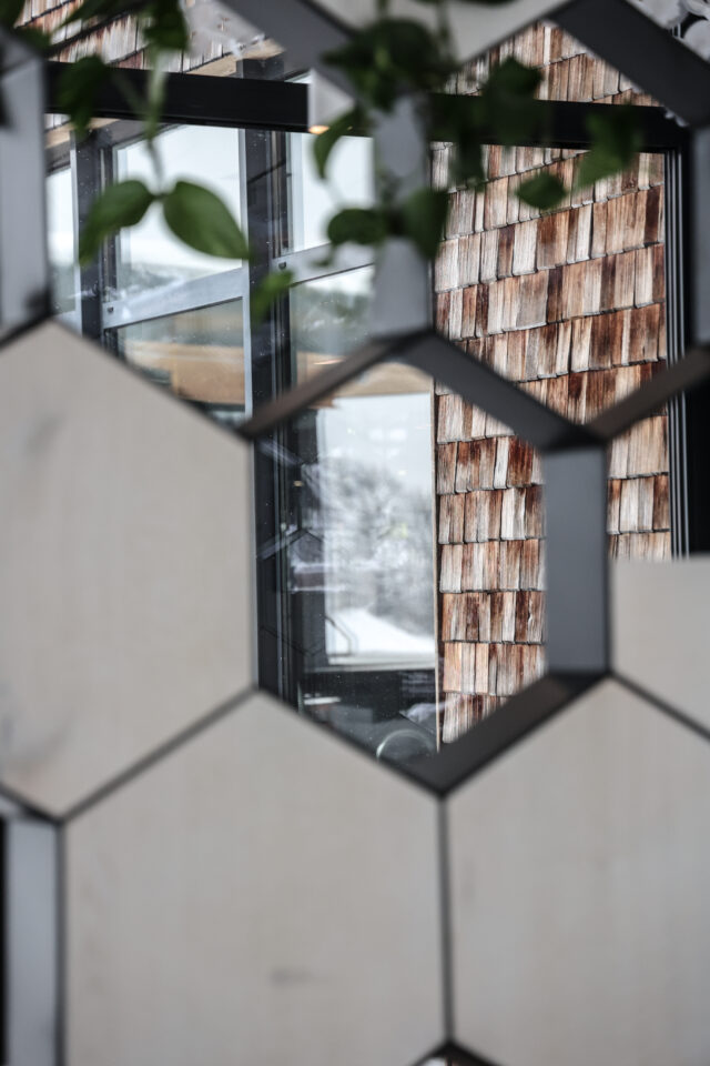Reflexionen in einem modernen Fensterdesign