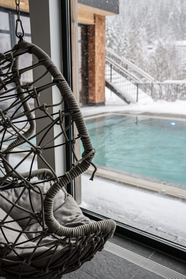 Hängesessel mit Blick auf den Pool