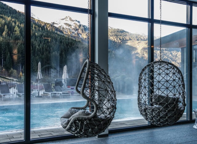 Gemütliche Hängesessel mit Blick auf pool und Berge.