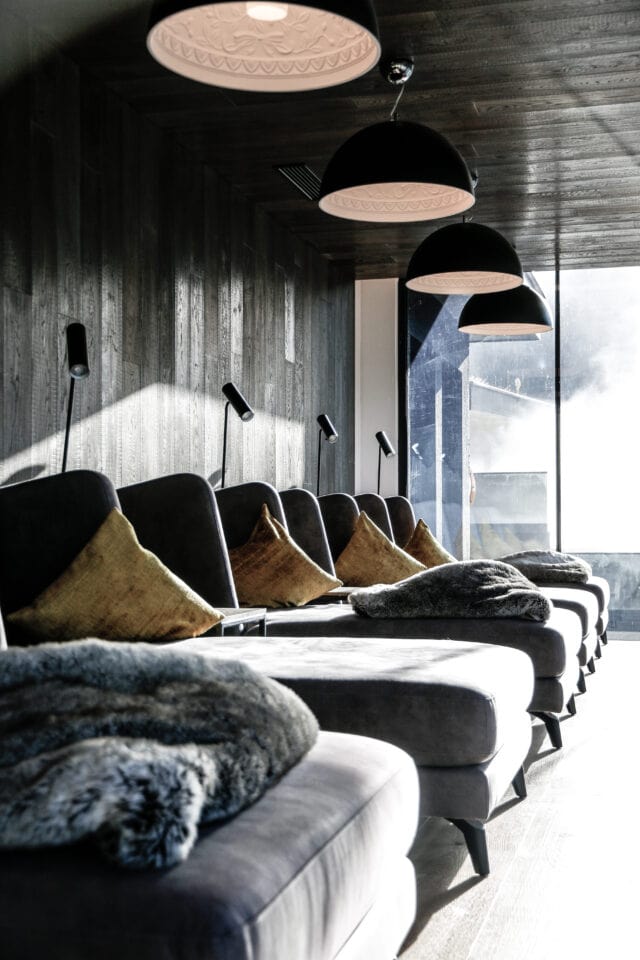 Gemütliche Lounge mit bequemen Sesseln und Beleuchtung.