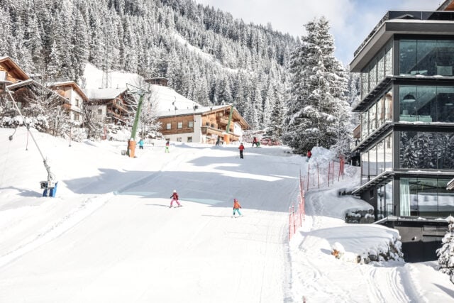 Kinder beim Skifahren in verschneiter Landschaft