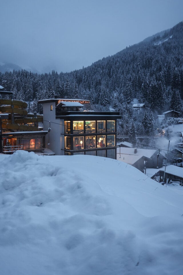 Moderne Bergarchitektur im verschneiten Winterwald.