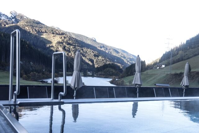 Thermalbad mit Blick auf Berge und Natur