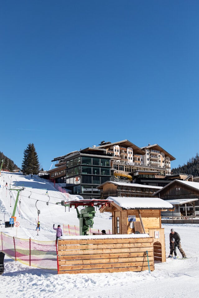Skigebiet mit Lift und schneebedeckter Landschaft
