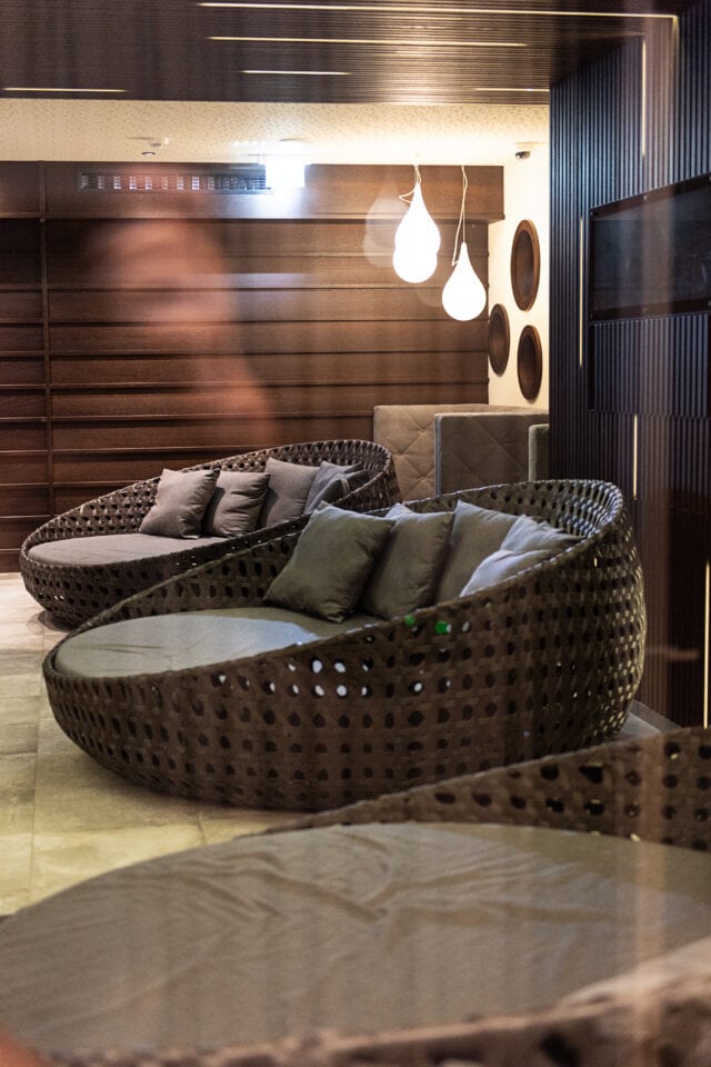Moderne, komfortable Lounge-Sessel mit Kissen.