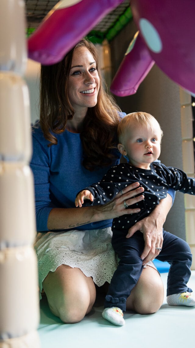 Mutter mit Baby in Spielraum