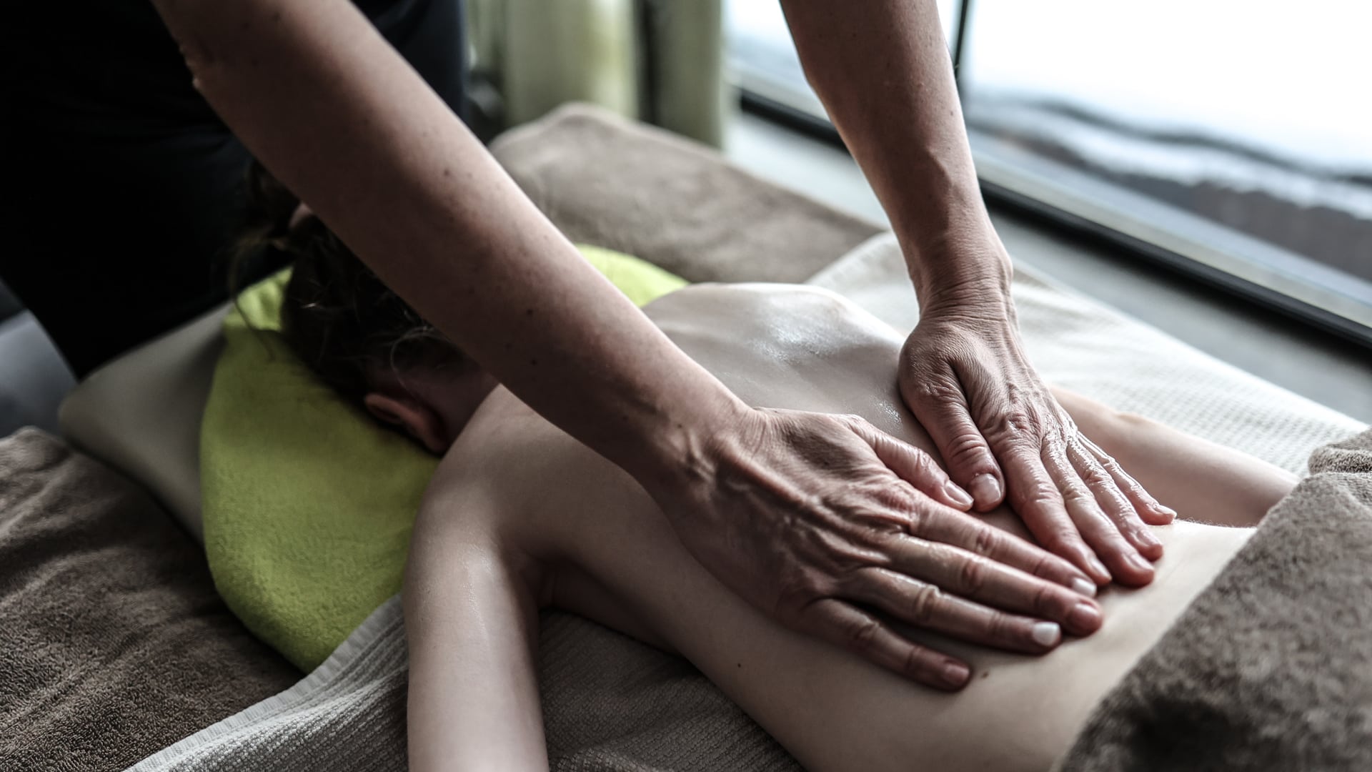 Massagebehandlung auf einer Liege