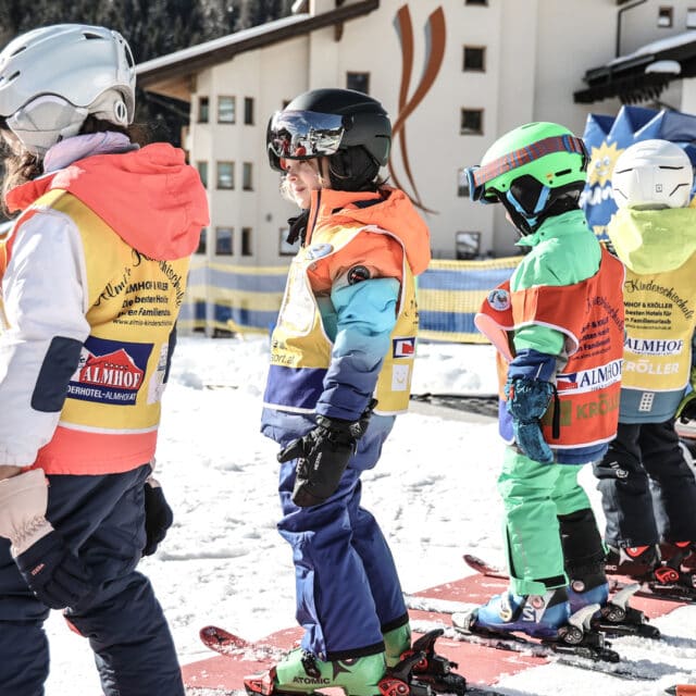 Kinder beim Skifahren in der Wintersaison