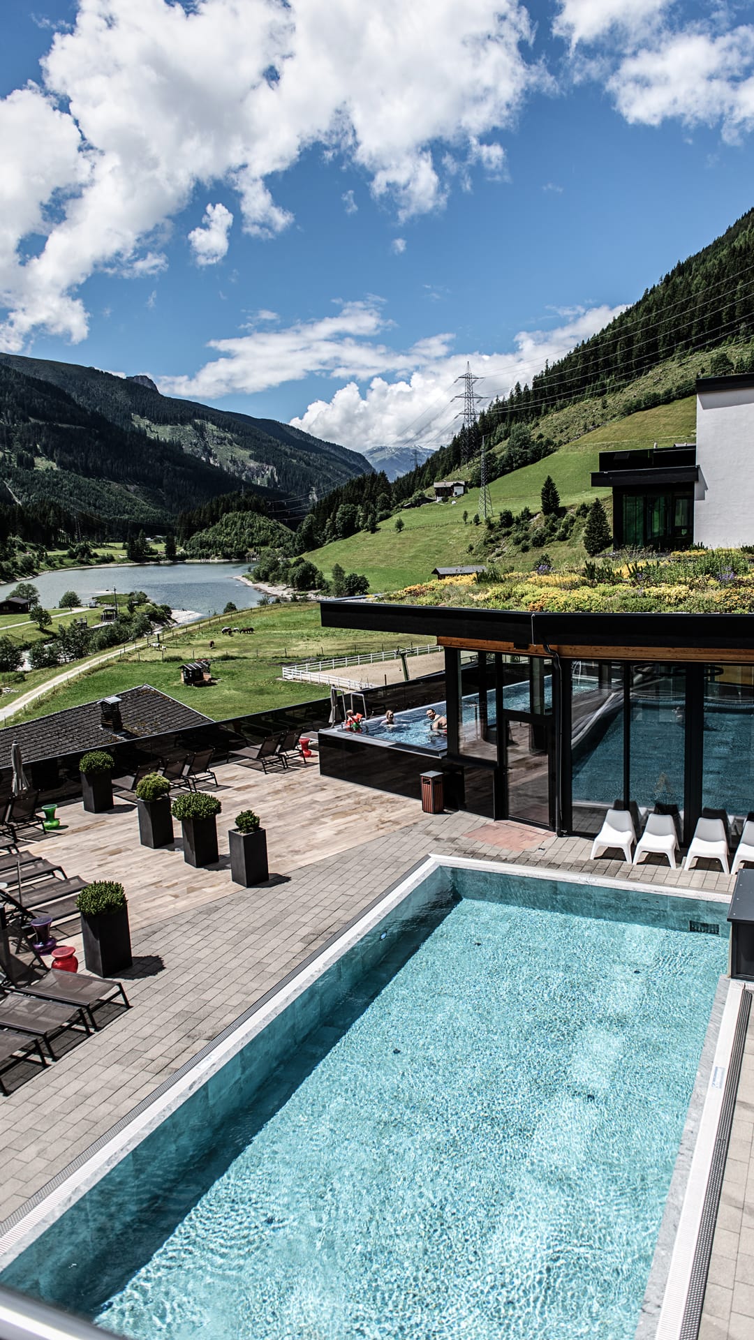 Pool mit Bergblick in schöner Landschaft