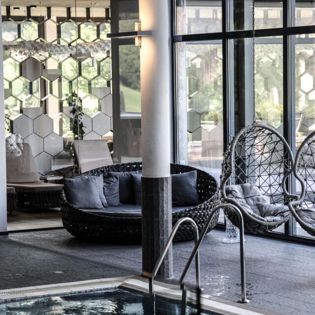 Moderne Spa-Lounge mit gemütlichen Sitzgelegenheiten