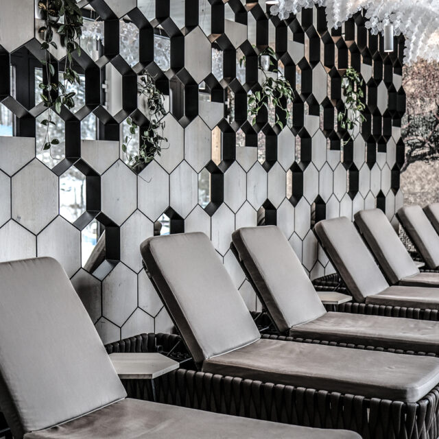 Moderne Liegen und dekorative Wandgestaltung