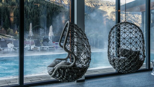 Hängesessel mit Blick auf einen Pool