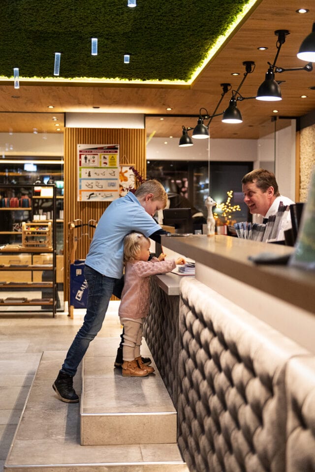 Kinder am Empfang in einem modernen Restaurant