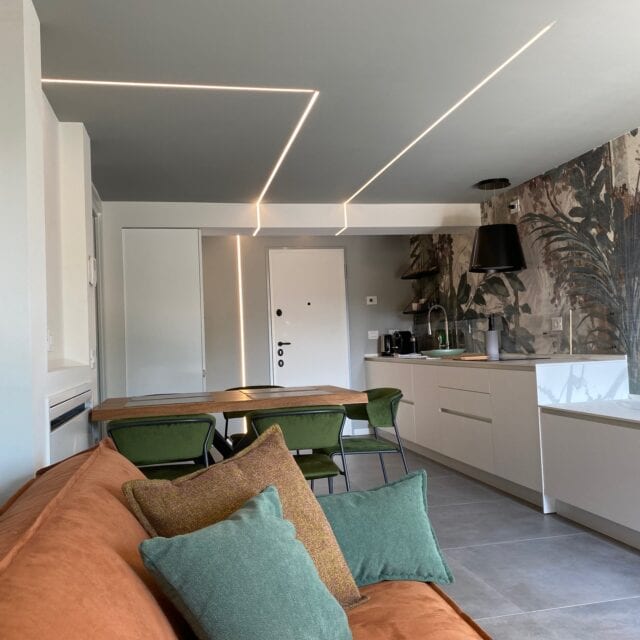 Moderne Küche mit Essbereich und gemütlicher Couch.