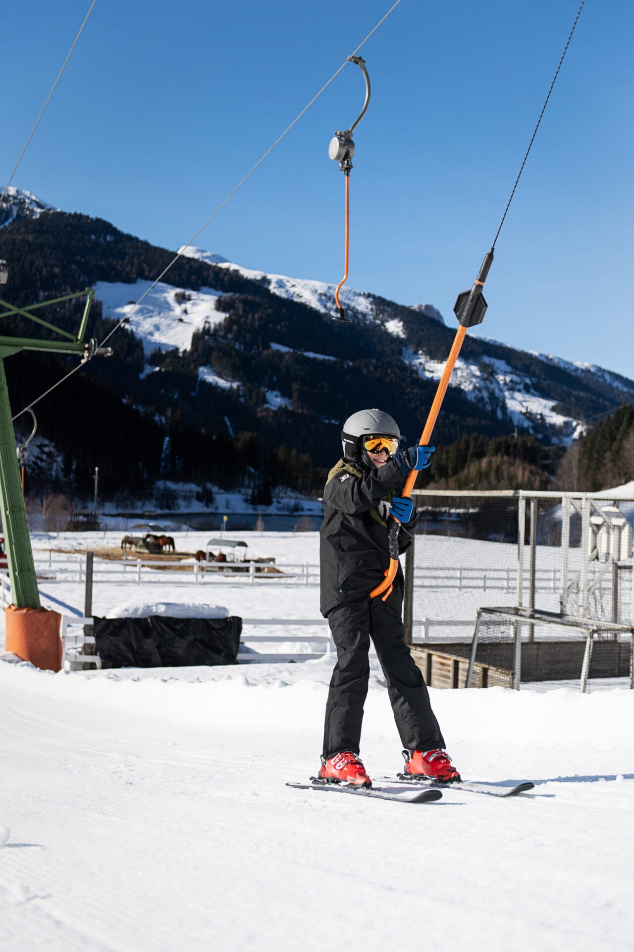 Skifahrer an einem Skilift im Schnee