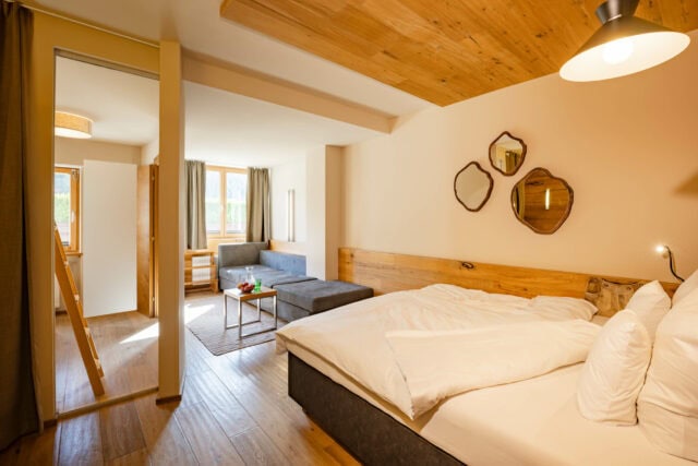 Helles Zimmer mit Bett und Couch