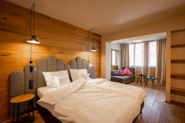 Helles und modernes Schlafzimmer mit Fenster.