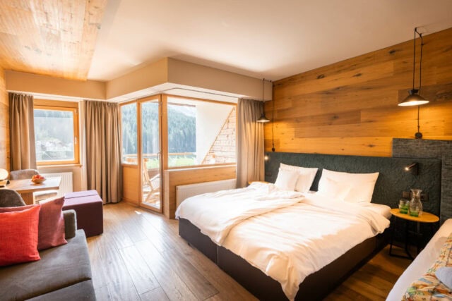 Moderne Hotelzimmer mit Balkon und Panoramablick.