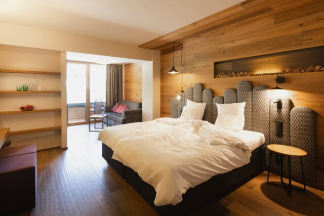 Gemütliches Schlafzimmer mit Holzelementen und Sofa