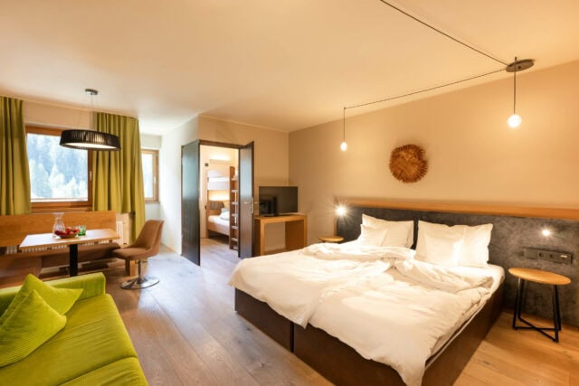 Gemütliches Hotelzimmer mit Möbeln und Fenstern.