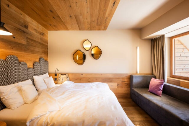 Helles, modernes Schlafzimmer mit Holzdesign.