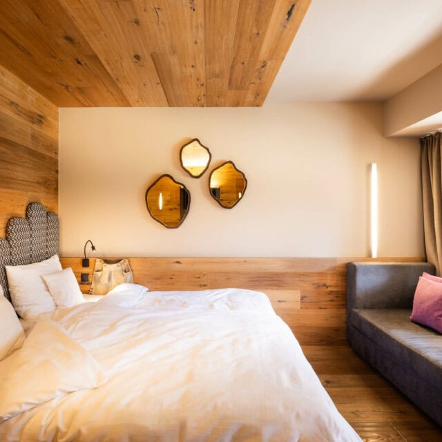 Helles, modernes Schlafzimmer mit Holzdesign.