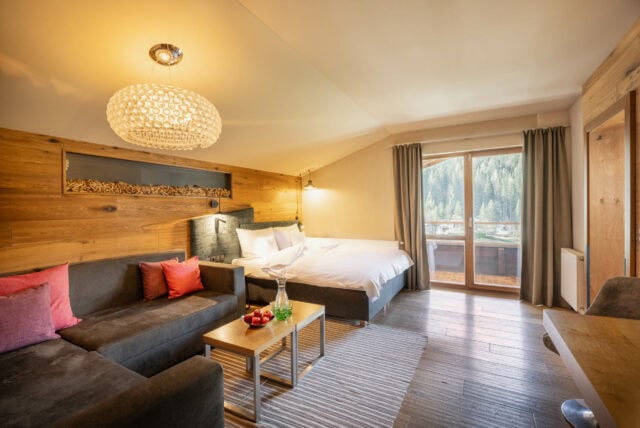 Helles, modernes Schlafzimmer mit Balkonblick