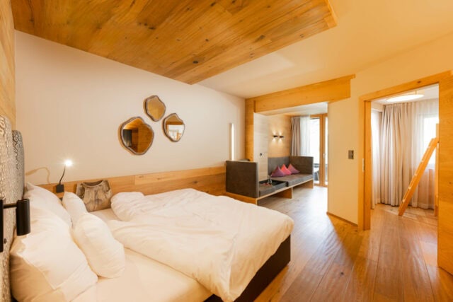 Moderne und helle Hotelzimmeransicht