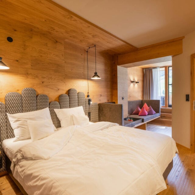 Gemütliches Zimmer mit Holzdekor und Doppelbett