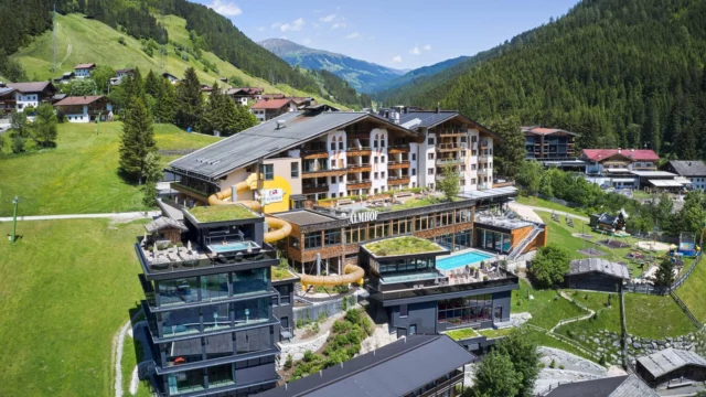 Landschaft mit Hotel und Pool in den Bergen.