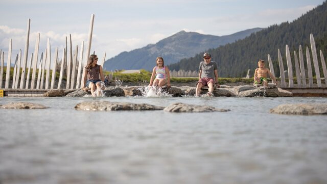Familie beim Spielen im Wasser