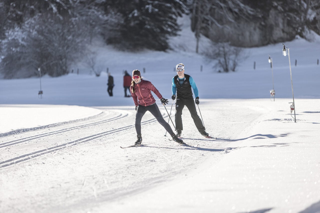 Zwei Personen beim Langlaufen im Schnee