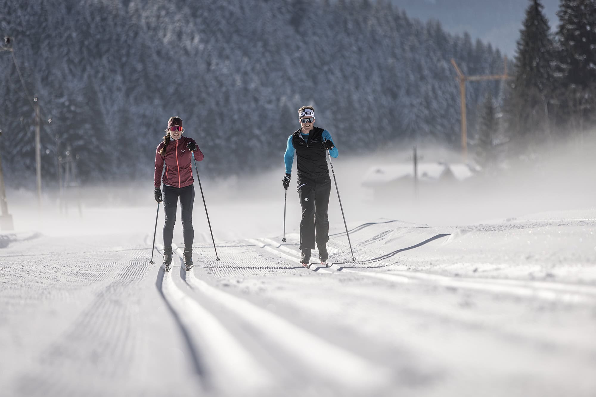 Langläufer im schneebedeckten Winterwald