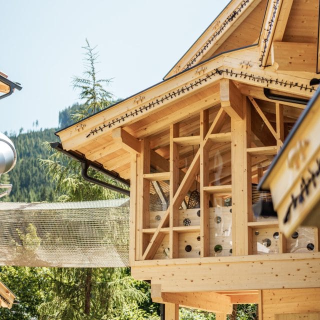 almi opolis aussenansicht verbindungsgang und insektenhaus hochformat