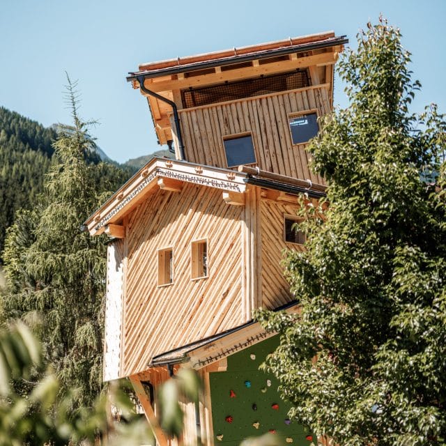 almi opolis detailansicht spielturm hochformat