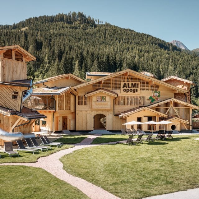 almi opolis gesamtansicht spielturm