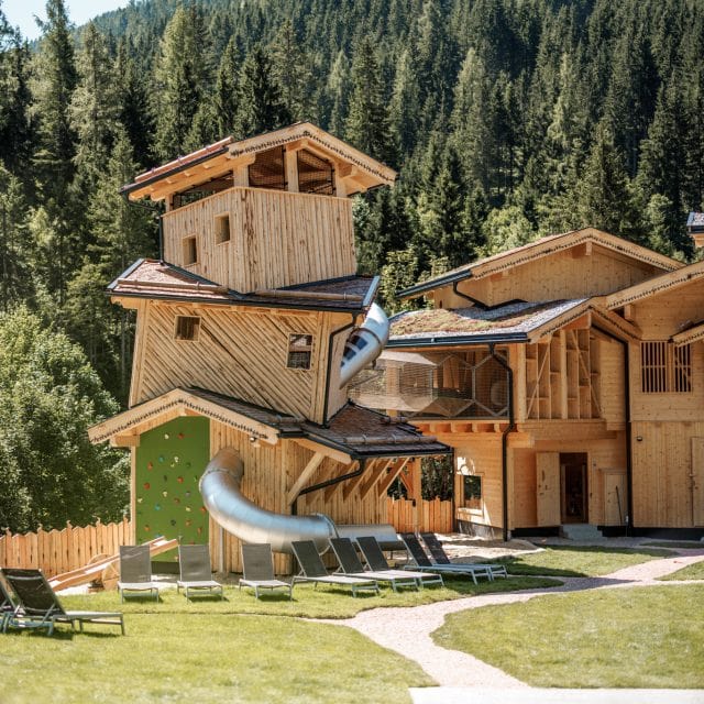 almi opolis und spielturm in detailansicht mit hintergrund und richtung wald