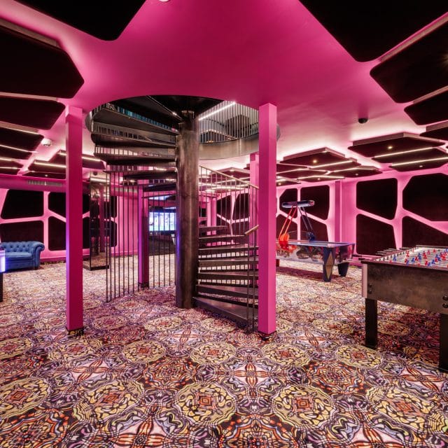 family entertainment center casino style mit iwall, tischkicker, chesterfieldsofa