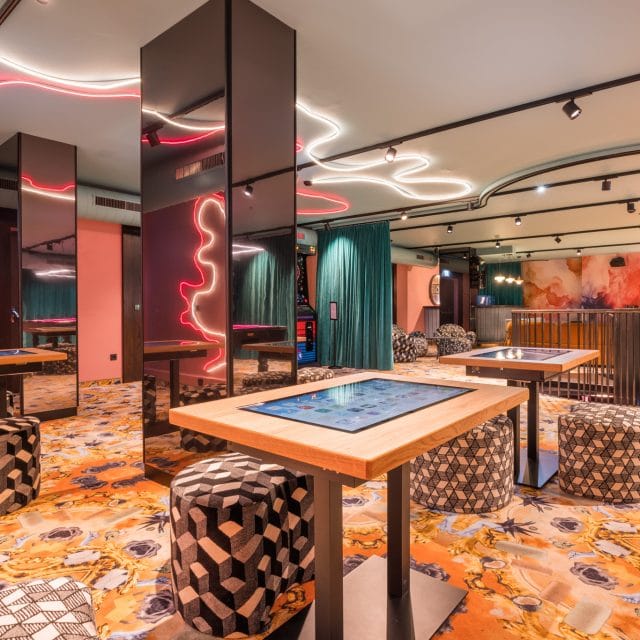 family entertainment center swifty ansicht spieltische, billiard, karaoke, bar und dart