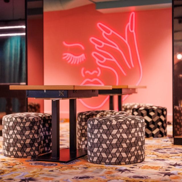 family entertainment center swifty mit spieltischen und detailansicht led bild frau