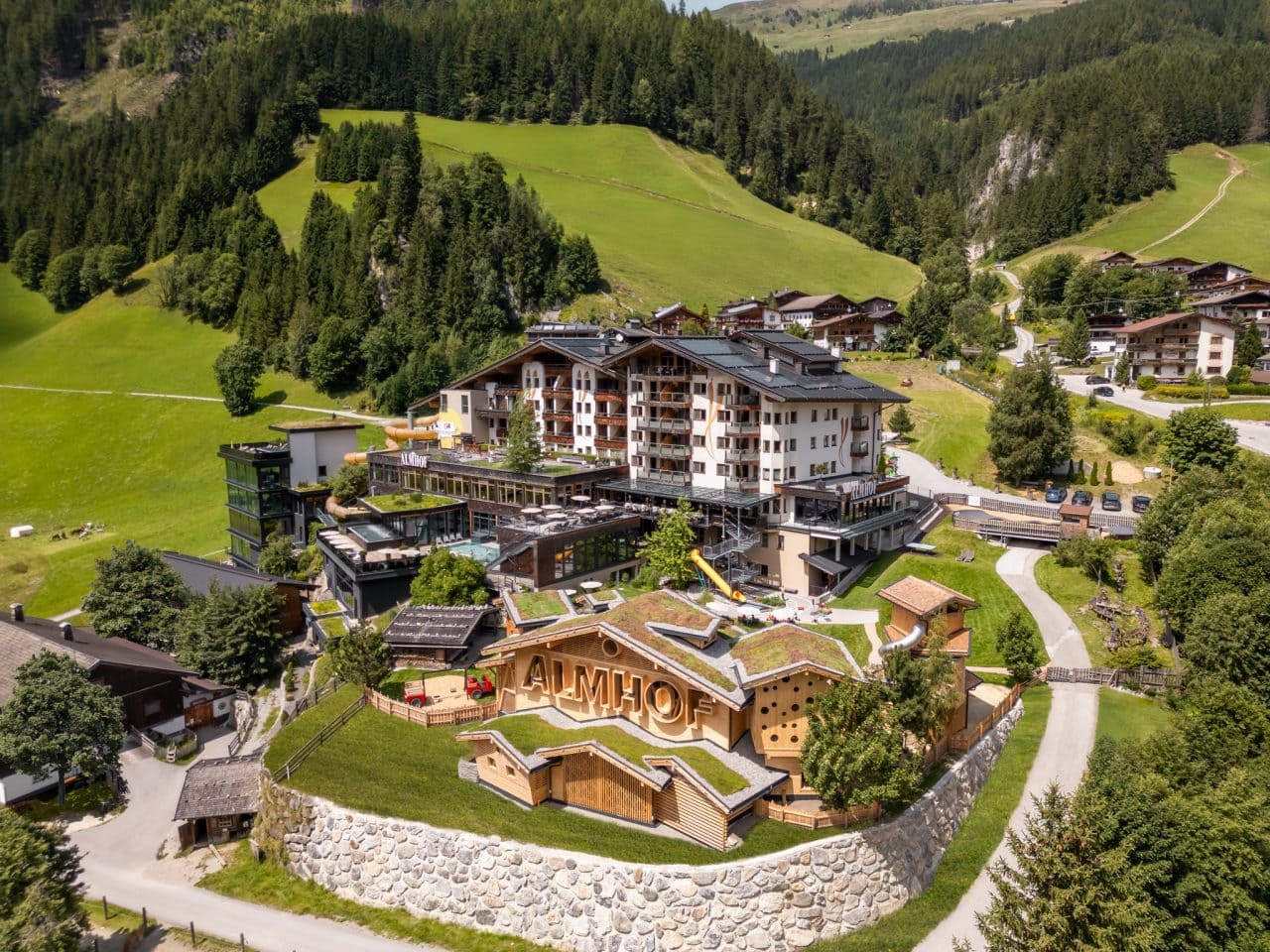 hotel almhof vogelperspektive gesamtansicht hotel und gerlos gmünd