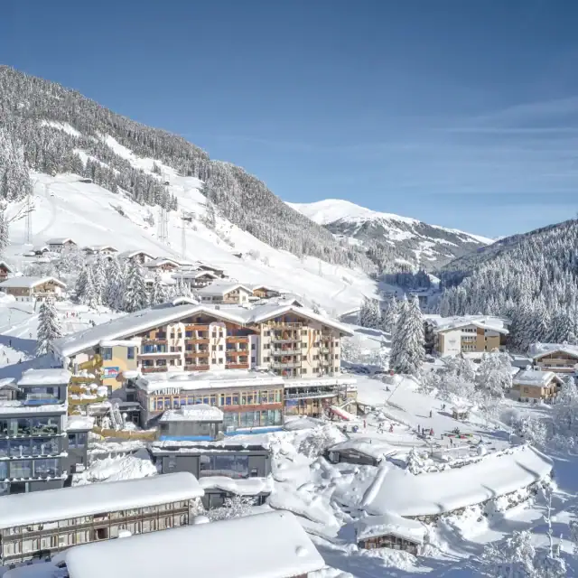 familyresort almhof winter aussen